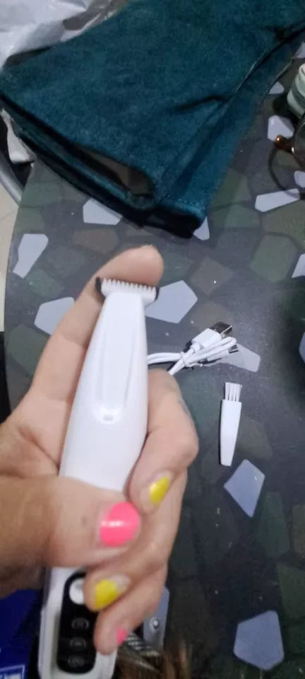 Customer testing the skinsafe blade of the FurTrim with her finger